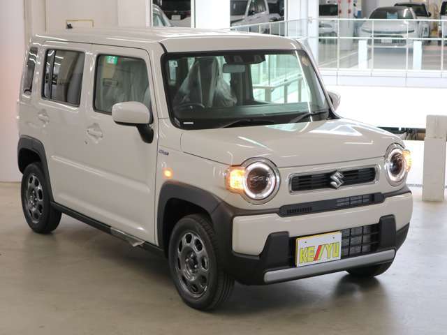 雨が降ってもゆったりと車選びができる全天候型立体展示場！エスカレーター完備！