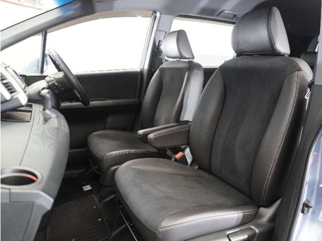 運転席と助手席は足元が繋がっているので自由に行き来しやすいので駐車場が狭いときでも助手席側からスムーズに乗り降りできて便利！