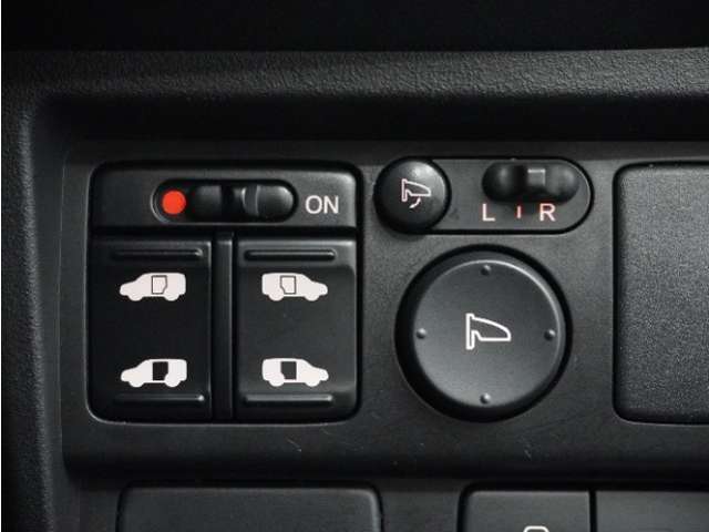 ◆両側電動スライドドア◆狭い駐車場でも乗り降りが楽々♪お子様が隣の車にドアを当ててしまう心配もございません！小さなお子様連れの方もこれで安心。