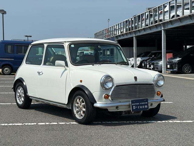 大きく目立つ傷や凹みもなく，比較的綺麗な状態のお車ですが，中古車特有の若干の使用傷などはございます。気なる箇所など追加画像をお送りしてのご説明も可能です。ご相談ください！