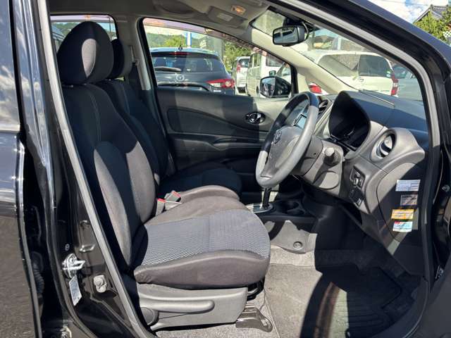 少しホールド感のあるシートで、安定した運転姿勢を取ることができます！