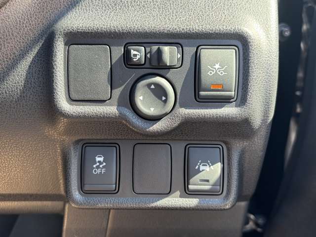運転席周りの操作スイッチ類です！【エマ―ジェンシーブレーキ】【横滑り防止装置】【車線逸脱警報装置】等…