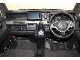 視界と視認性に優れたインパネ廻りに統一感の有るデザインで全体をスッキリと、スイッチ類は見やすく分かりやすいレイアウトに！