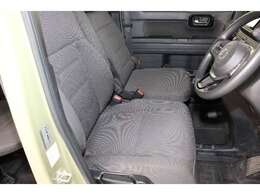 アームレスト付きゆったり運転席シート