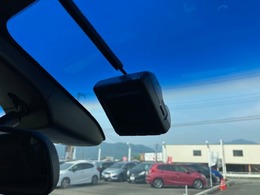今や必須装備のドライブレコーダー、前方をしっかり録画します♪