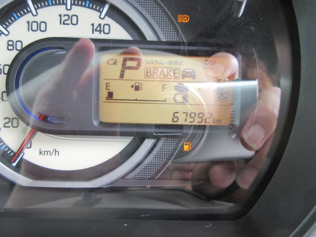 シンプルでスッキリしたメーターデザインはドライブを楽しくさせます。最近のお車は低燃費運転をしていただくと標記がかわる工夫も施されています。あなた好みのアクセントをつけてみるのも良いかもしれませんよ！