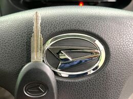 【キーレス】少し離れた場所からでもボタン一つでドアの開錠・施錠ができるのでとっても便利！ドアの鍵穴周りに傷をつけることもありません♪