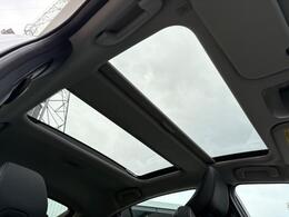 メーカーオプションのパノラマルーフ装備☆高級車やSUV車など幅広く好まれるメーカーオプション装備の一つ☆車内に自然光の明るさを取り入れることができ、とても暖かく春先などには重宝します☆