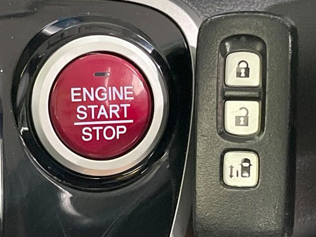 【Hondaスマートキー】カバンやポケットに入れたままでもドアの施錠・解錠が可能なスマートキーを装備。エンジンのオン・オフ時もカギを取り出す必要が無いからとっても便利です♪