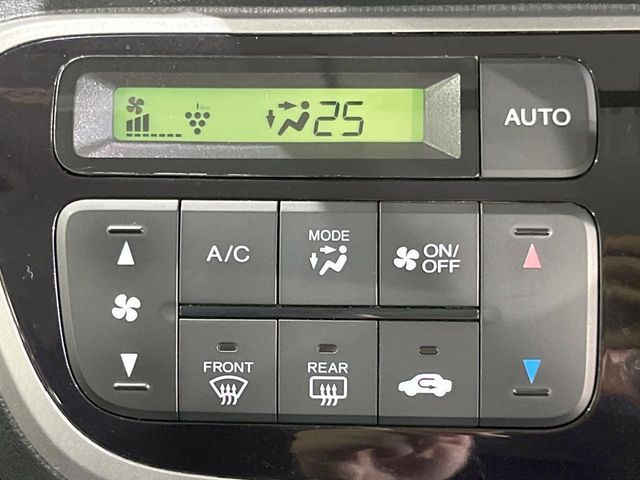 【オートエアコン】一度お好みの温度に設定すれば、車内の温度を検知し風量や温度を自動で調整。暑い…寒い…と何度もスイッチ操作をする必要はありません。快適な車内空間には必須の機能ですね♪