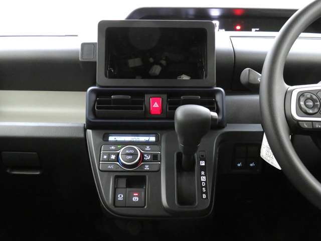 現車はオーディオが付いていない状態です。お客様のライフスタイルに合わせて、ナビゲーションやディスプレイオーディオなどのご提案をさせていただきます。お気軽にご相談くださいね。