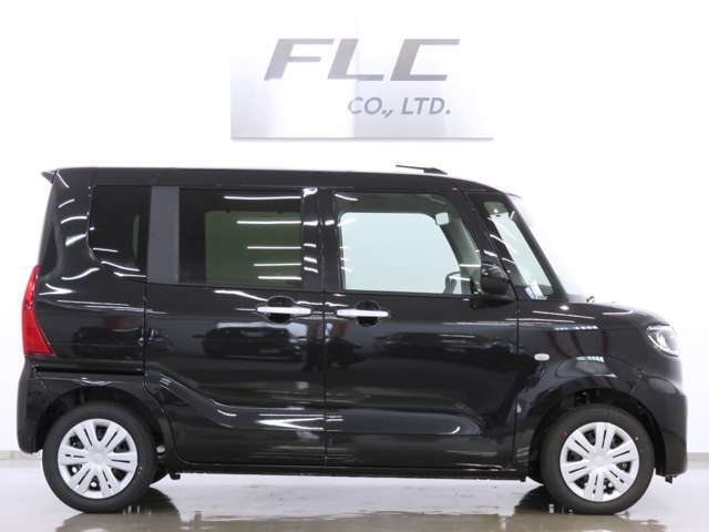 当社の届出済未使用車は、店舗に『新車おろしたて』の状態で入荷いたします。新規届出によりナンバーを取得後、店頭で丁寧に展示・保管をしています。遠方のお客様にも、安心してお勧めできるコンディションです。