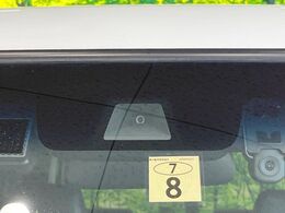 【ホンダセンシング】走行中に前方の車両等を認識し、衝突しそうな時は警報とブレーキで衝突回避と被害軽減をアシスト。より安全にドライブをお楽しみいただけます。