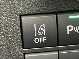 【車線逸脱警報機能】路側へはみ出しそうな時、カメラが道路の端を認識して、ブザーとメーター内表示でお知らせします！機能には限界があるためご注意ください。