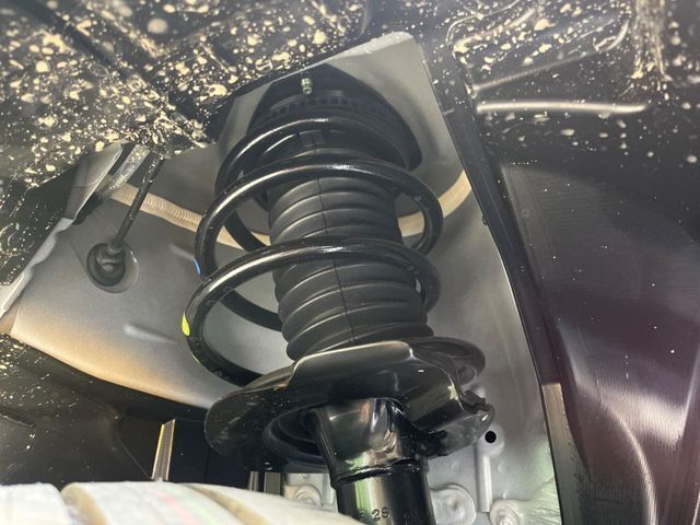 お車を安心してお乗りいただく為には、足回りの定期点検が欠かせません。サービスサポート（有償保証）では無料点検もご提供しており、安心のカーライフをお過ごしいただけるサポート体制が整っています。