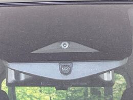 【インテリジェントエマージェンシーブレーキ】フロントカメラで前方の車両や歩行者を検知。衝突しそうな時は衝突被害軽減ブレーキが作動、衝突回避をサポート。より安全にドライブをお楽しみいただけます。