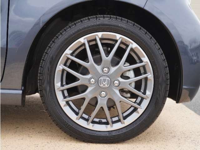 アルミホイール装着車です！これで足元まわりもおしゃれにきまります！