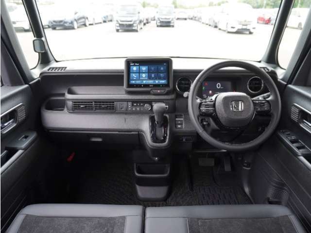 視界広々で非常に運転しやすくロングドライブでも疲れを感じさせないすっきりとまとまったインパネ周りです。