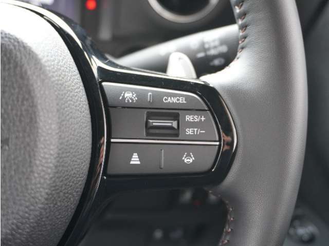 【アダプティブクルーズコントロール】予め設定した車速内でクルマが自動的に加減速。前走車との適切な車間距離を維持しながら追従走行します。【LKAS】車線維持支援システムでステアリング操作を支援。