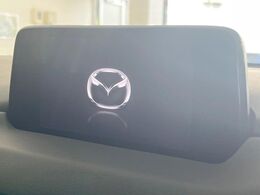 【マツダコネクトナビ】車内の雰囲気にマッチした一体型タイプのナビ。各種車輌設定やBluetooth再生等、様々な機能が楽しめます。直感的なダイヤル操作が可能で、使い勝手も良好です。