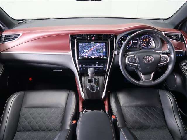 使いやすく運転しやすいレイアウトの運転席回り。