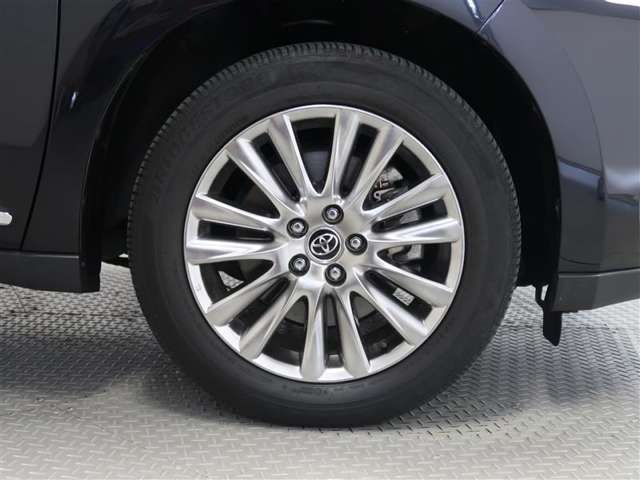 アルミホイール装着、タイヤサイズは235/55R18です。