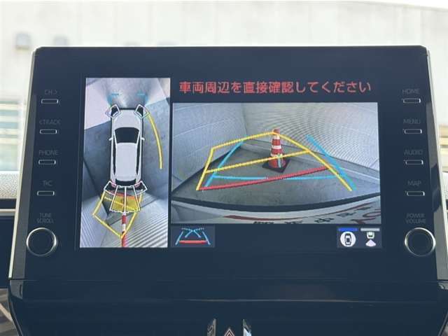 真上から見下ろしたような視点で車とその周囲を確認出来る画面と、車両後方を映し出すバックモニター画面の2つを表示してくれます。