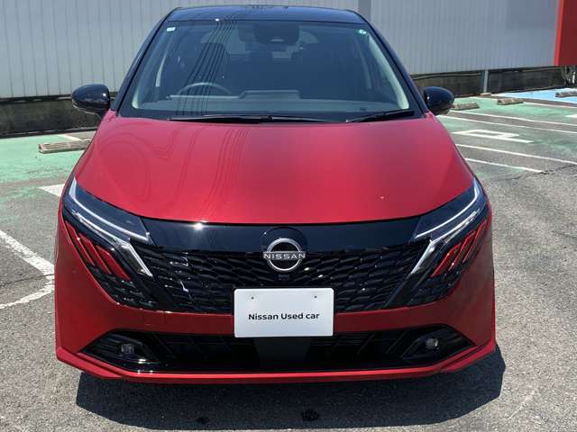 正面は印象的な日産のVモーショングリル☆