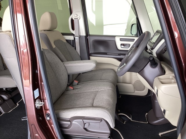 女性でも運転がしやすいように、シートの高さ調整機能（シートリフター）がついてます。運転席と助手席の足元が空いている為、助手席側への移動がスムーズです。交通量の多い道でも助手席側から乗り降りができます。