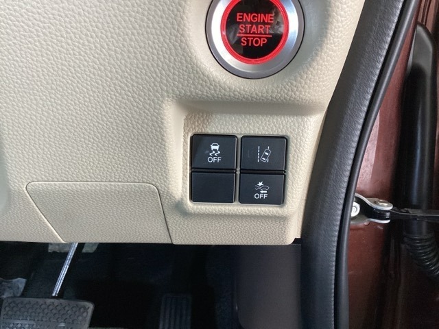 Hondaセンシング用の、VSA（ABS＋TCS＋横滑り抑制）解除とレーンキープアシストシステムのメインスイッチなどはハンドルの右側に装備しています。燃費に役立つECONボタンもここです。