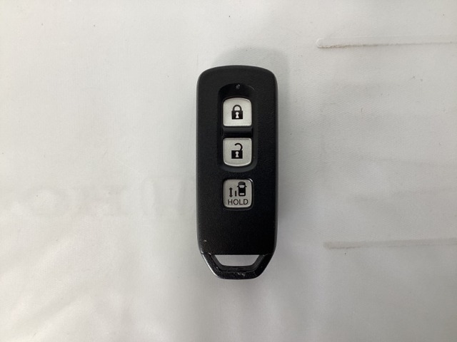 スマートキー付きですからドアロックの開閉およびエンジンスタートが楽々です。電動スライドドアの開け閉めもボタンで操作できます。