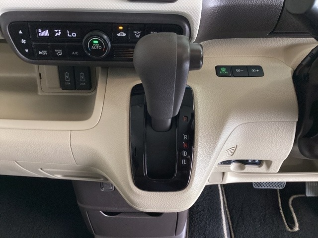 CVT車のセレクトレバーです。低速から高速まで、変速ショックのないスムーズな走りを実現するとともに、エンジン効率のよい領域を維持することで燃費にも貢献します。