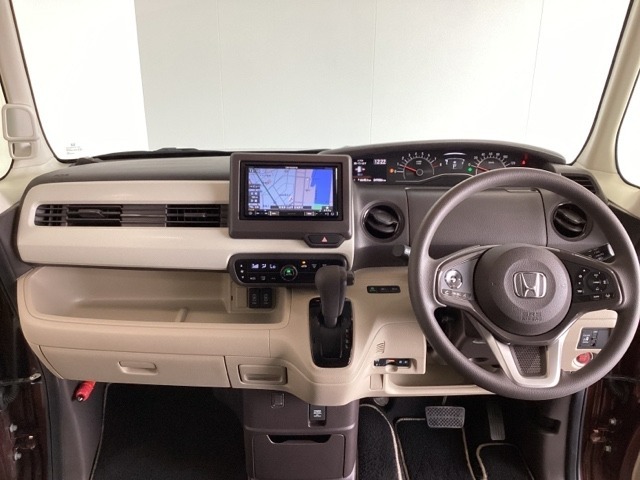 車内は光触媒抗菌消臭施工済です。インパネ周りはスタイリッシュなデザインで機能や装備も充実しています。グローブボックスやカップホルダーのほかにトレーなどたくさんの収納スペースが付いています。