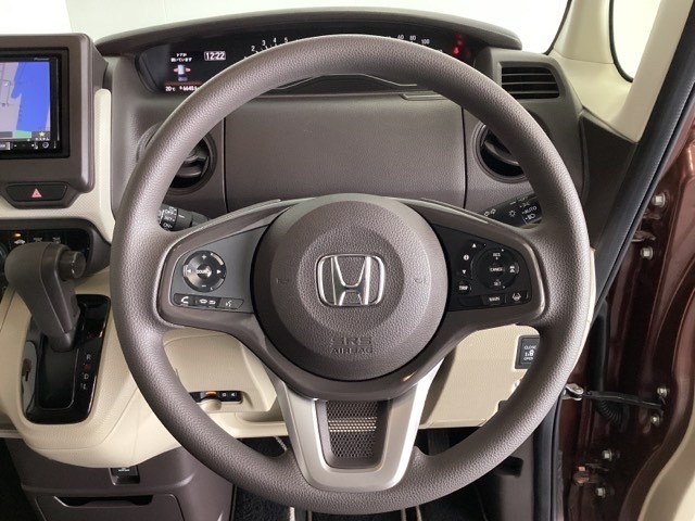 ハンドルにHondaセンシング系のクルーズコントロールやレーンキープアシストなどのスイッチと、オーディオの操作スイッチが装備されています。ハンドルから手を離さず安全に操作できます。