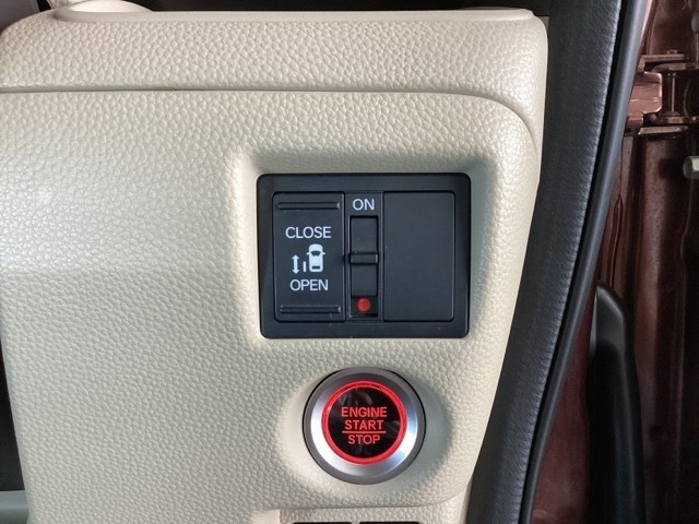 左側電動スライドドアは運転席からでも操作ができるように、ハンドル付近に開閉の操作スイッチが付いています。