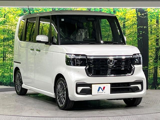 大好評のボディコーティング「弾スプラッシュコート」もご納車までに施工可能。通常のガラスコートと異なる、耐久年数6年の無機質ガラスコーティングが、ボディをキレイな状態に保ってくれます。