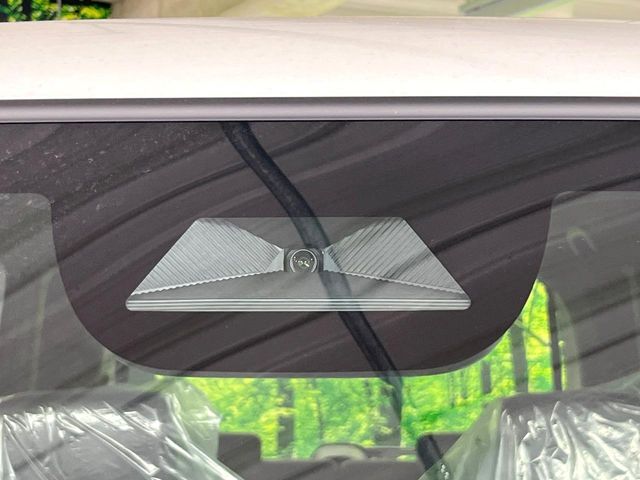 【ホンダセンシング】走行中に前方の車両等を認識し、衝突しそうな時は警報とブレーキで衝突回避と被害軽減をアシスト。より安全にドライブをお楽しみいただけます。