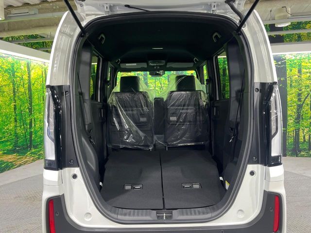 普段のお買い物や通勤、送迎等に十分な荷室スペースを確保しております。セカンドシートを倒すと、大きな荷物の積載も可能です♪
