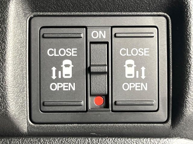 【両側パワースライドドア】スマートキーや運転席のスイッチで後席両側スライドドアの開閉が可能♪電動だから力を入れてドアを開ける必要が無く、小さなお子様でも簡単に開け閉めでき快適です♪