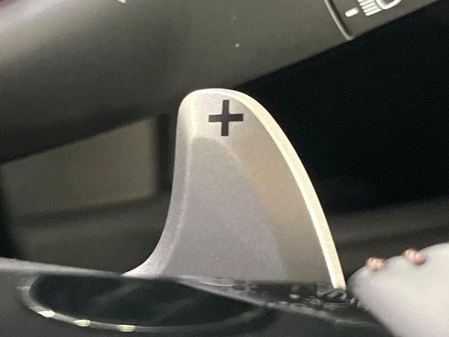 【パドルシフト】ハンドルから手を離さずに素早くシフトアップ＆ダウンができるので、エンジンブレーキを使う下り坂や高速道路の合流で加速したい場面で役立ちます。