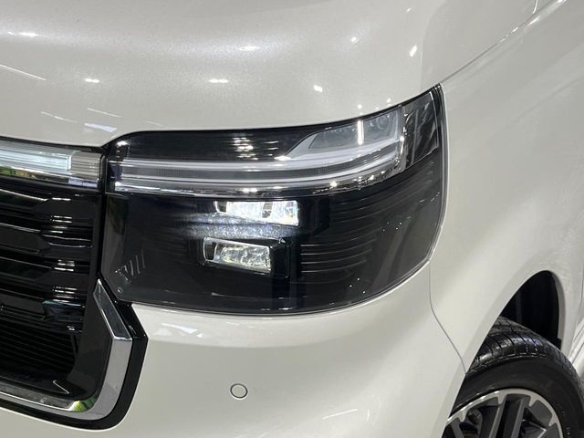 【LEDヘッドライト】悪天候や夜間走行時も良好な視界を確保し安心して運転できる高輝度LEDヘッドライトを装備！点灯速度が早く、消費電力も抑えられています。