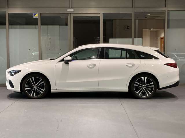 こちらの車両は「メルセデス・ベンツあざみ野」にて展示中でございます。営業時間は10：00～18：00、年末年始・毎週水曜日が定休日となります。お問合せはフリーダイヤルもしくは045-904-1484までご連絡ください。