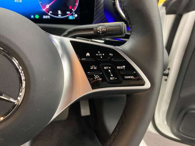 こちらの車両は「メルセデス・ベンツあざみ野」にて展示中でございます。営業時間は10：00～18：00、年末年始以外定休日はございません。お問合せはフリーダイヤルもしくは045-904-1484までお気軽にご連絡ください。