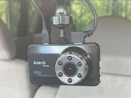 【ドライブレコーダー】安心・安全なカーライフに必須のドライブレコーダーを装備！走行中はもちろん、あおり運転や事故に遭遇した際の状況も映像で記録し、万一のリスクに備えます。