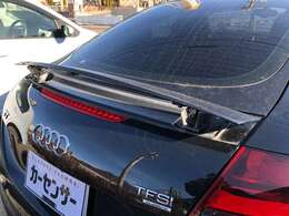 車速120キロで自動的に立ち上がり80キロ以下になると格納されます。（手動でも操作できます）