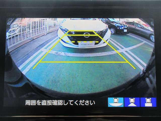 バックカメラ　シフトレバーを「R」位置にすると、自動的に後方の画像を表示します。車庫入れなどでバックする際に後方確認ができて便利です。