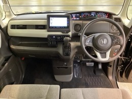 車内は光触媒抗菌消臭施工済です。インパネ周りはスタイリッシュなデザインで機能や装備も充実しています。グローブボックスやカップホルダーのほかにトレーなどたくさんの収納スペースが付いています。