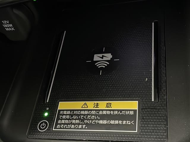 【　置くだけ充電　】ワイヤレス充電ができるQi (チー)はその上にポンッとスマホを置くだけなので手軽です！！車での充電が驚くほど便利になります！！※対応機種により異なります。