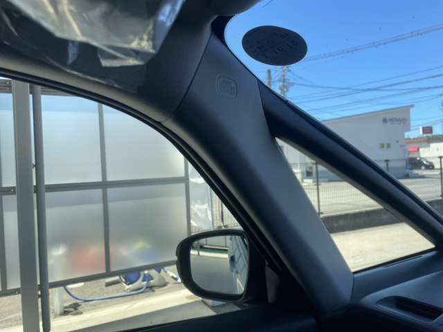 エアバッグ、サイドエアバッグ、横滑り防止装置、衝突被害軽減ブレーキなど、安全装備も充実しています。