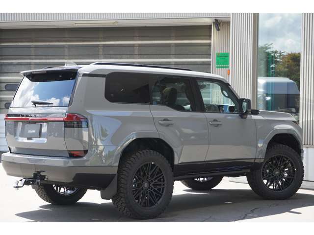 皆さんお待ちかね【リフトアップした凄いやつ】の入庫です〇　GX550　Ver.L　7人乗りです。　リフトUPからのVOSSEN　22AWもG00Dです〇お問い合わせはお早めに→0120-82-5555